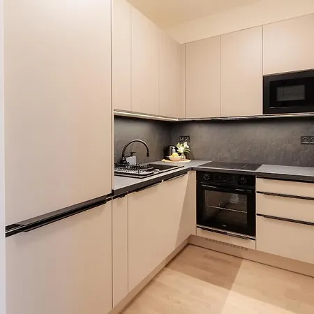 Metropolis Downtown Garage Parking * Братислава