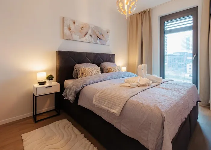 Metropolis Downtown Garage Parking アパート