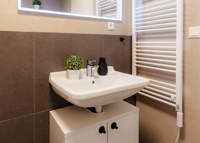 Metropolis Downtown Garage Parking Apartman *