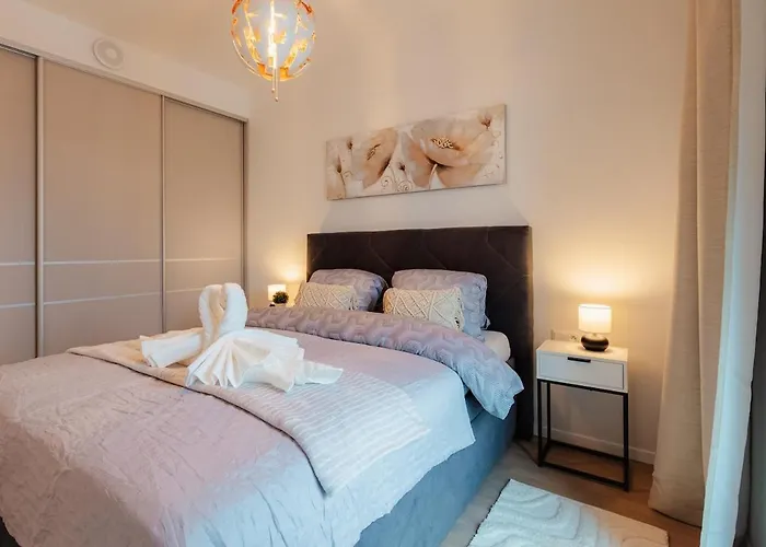 Metropolis Downtown Garage Parking * Pozsony