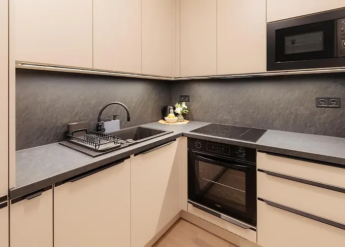 Metropolis Downtown Garage Parking Apartman *